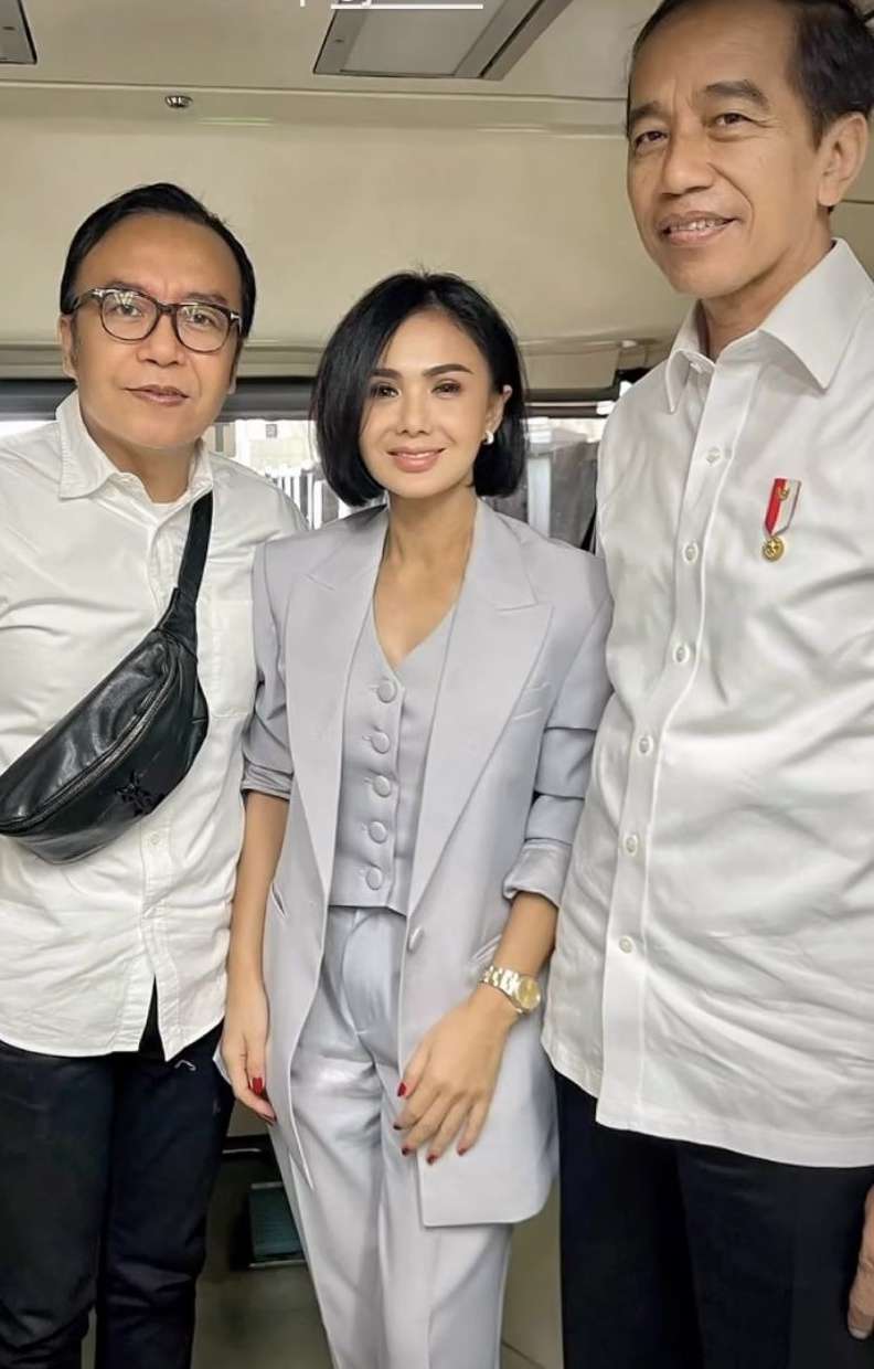 Sejumlah Artis Ikut Presiden Jokowi Jajal LRT, Tatapan Mata Desta Ke Presiden Jadi Sorotan