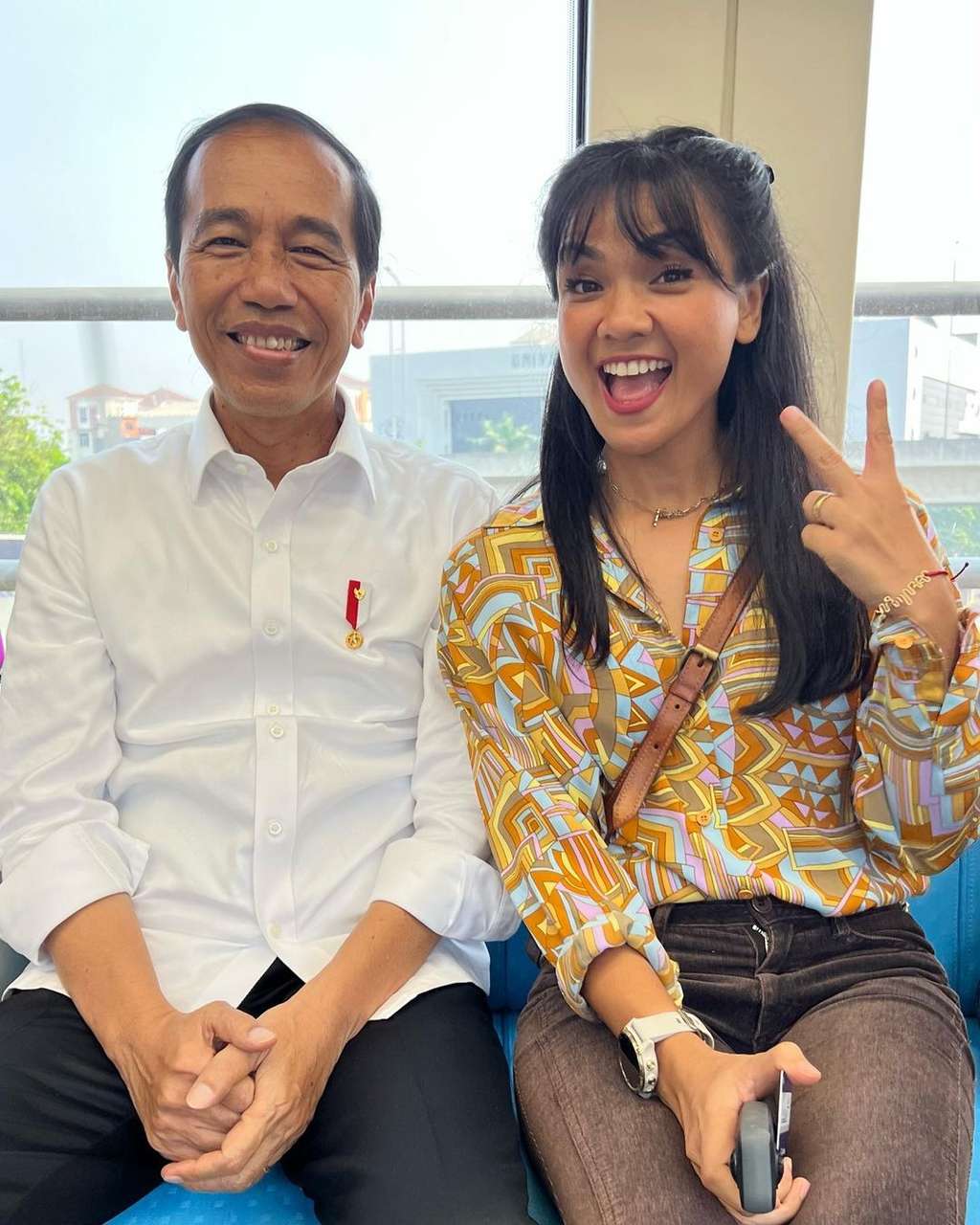 Sejumlah Artis Ikut Presiden Jokowi Jajal LRT, Tatapan Mata Desta Ke Presiden Jadi Sorotan