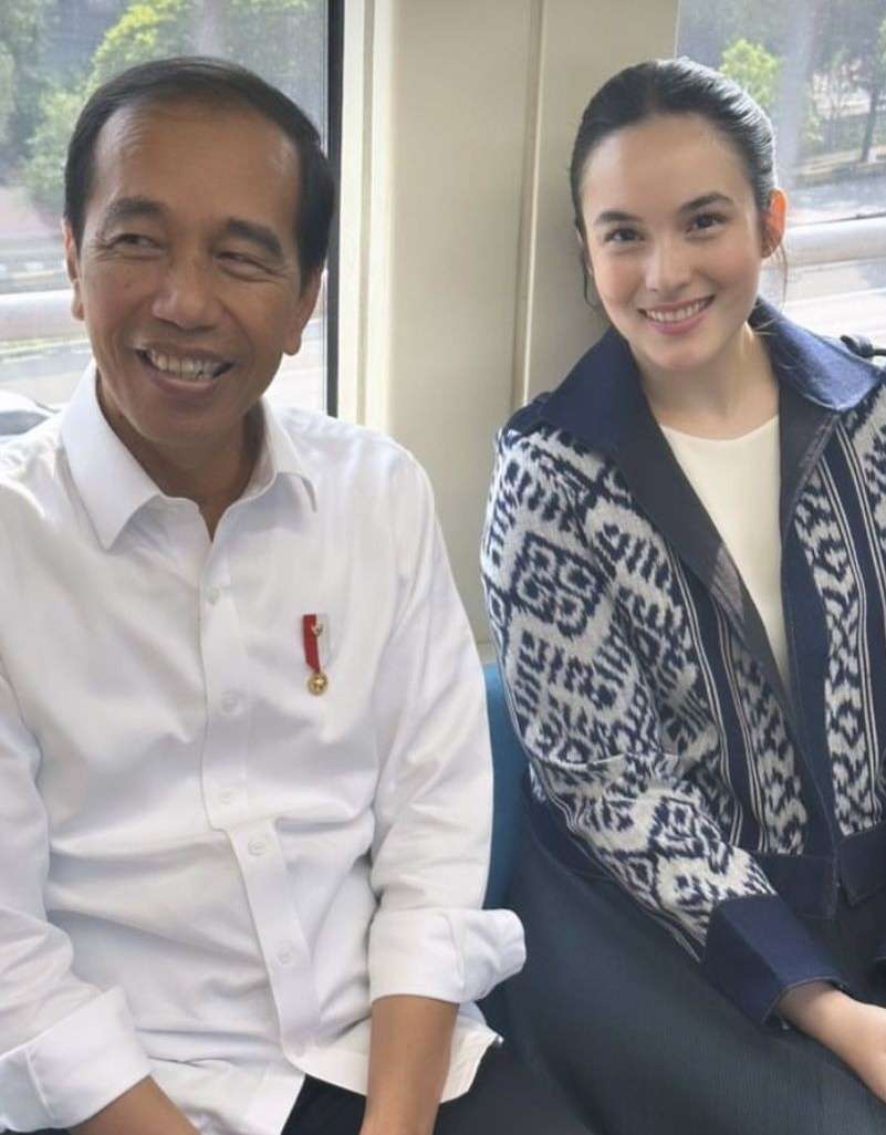 Sejumlah Artis Ikut Presiden Jokowi Jajal LRT, Tatapan Mata Desta Ke Presiden Jadi Sorotan