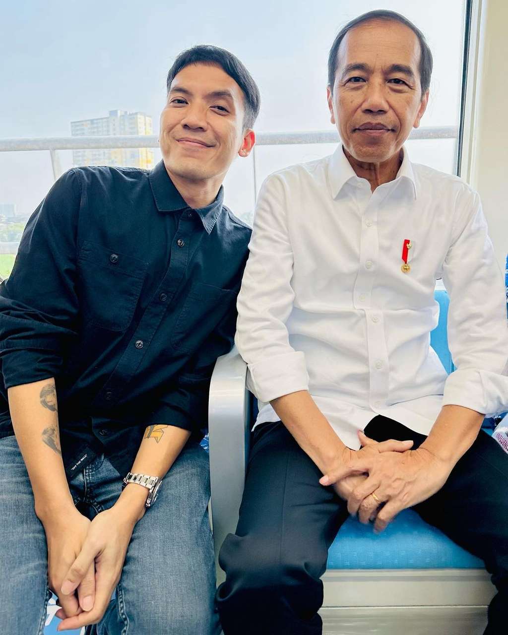 Sejumlah Artis Ikut Presiden Jokowi Jajal LRT, Tatapan Mata Desta Ke Presiden Jadi Sorotan