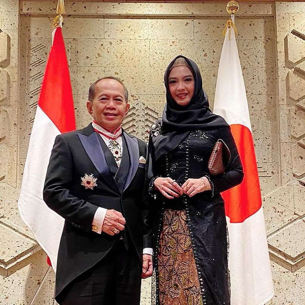 Beda Usia 20 Tahun Lebih, 7 Pasangan Ini Nyatanya Hidup Langgeng, Paling Akhir Sampai Tunjukkan Surat Cerai Bukti Masih Single