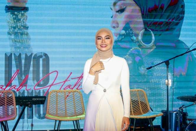 Potret Pesona Ivo Chu, Penyanyi Berhijab yang Juga Business Woman