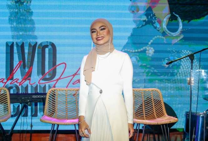 Potret Pesona Ivo Chu, Penyanyi Berhijab yang Juga Business Woman