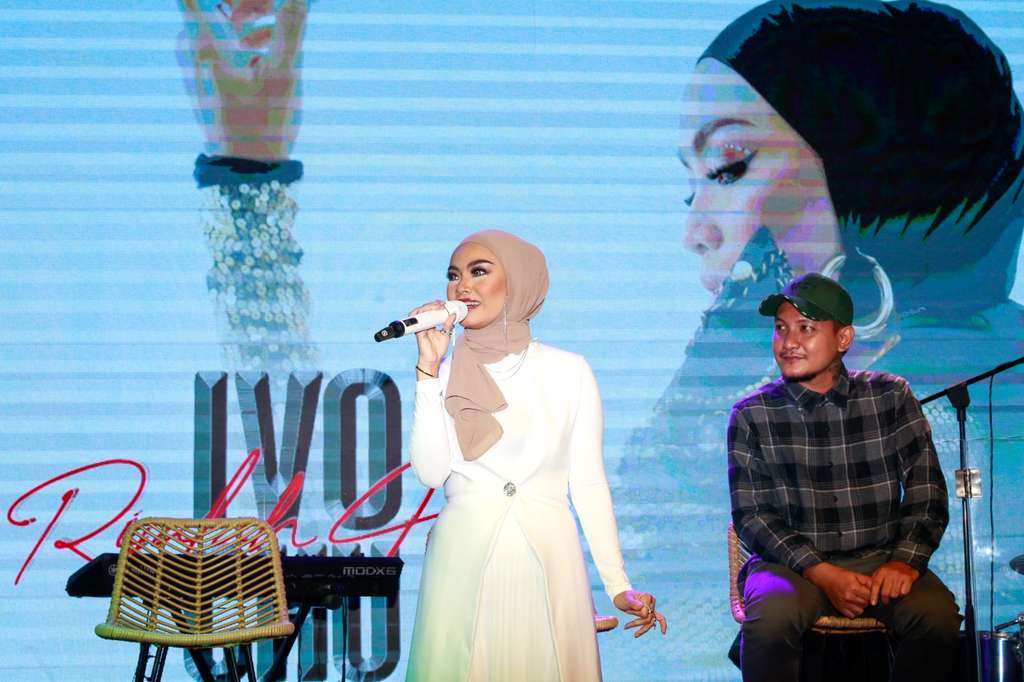 Potret Pesona Ivo Chu, Penyanyi Berhijab yang Juga Business Woman