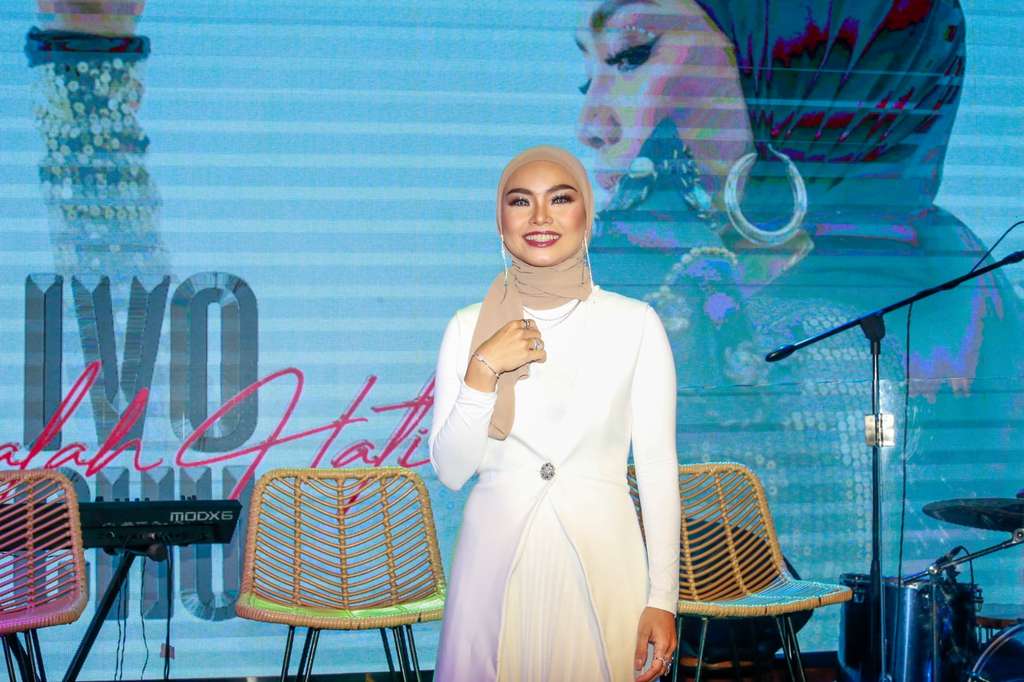 Potret Pesona Ivo Chu, Penyanyi Berhijab yang Juga Business Woman
