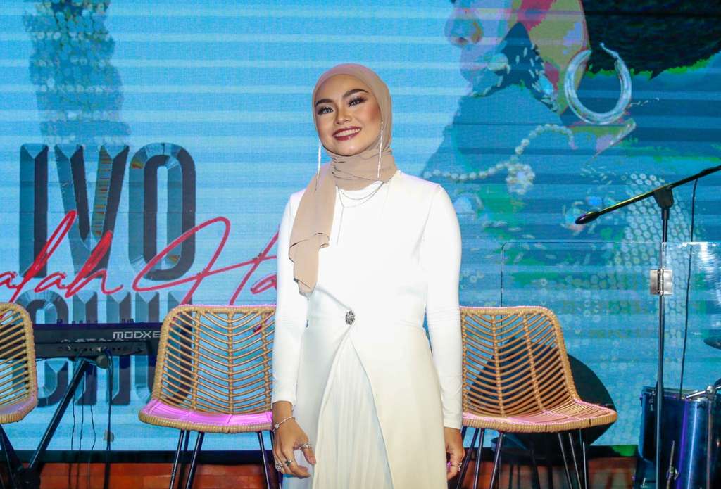 Potret Pesona Ivo Chu, Penyanyi Berhijab yang Juga Business Woman