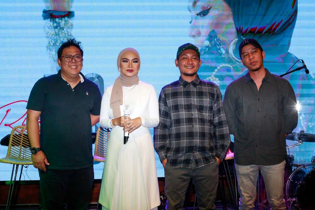 Potret Pesona Ivo Chu, Penyanyi Berhijab yang Juga Business Woman
