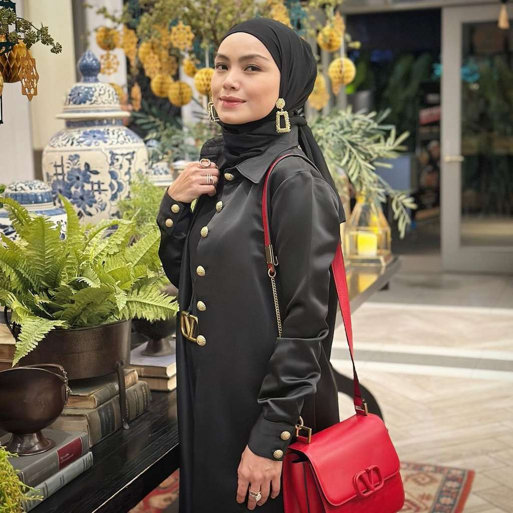 Potret Pesona Ivo Chu, Penyanyi Berhijab yang Juga Business Woman