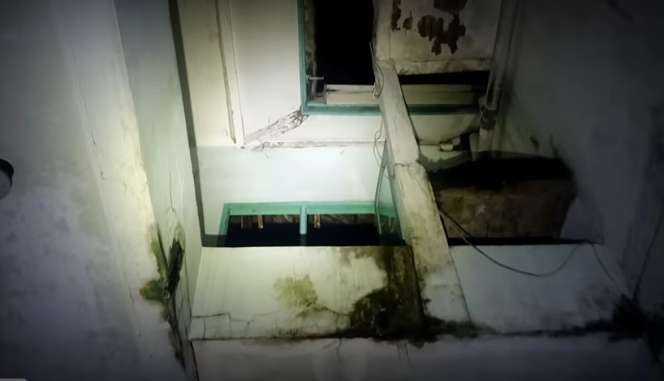 Rumah Mewah Milik Artis Ternama Ini Terbengkalai Puluhan Tahun, Isi Dalamnya Sudah Membusuk Hingga Sisakan Aura Seram