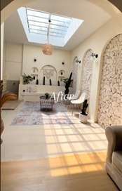 6 Potret Rumah Kecil Direnovasi Jadi Estetik dan Elegan, Ruang Tamunya Juara Banget untuk Nongki-Nongki Seru