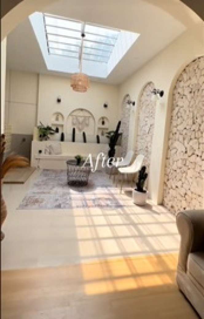 6 Potret Rumah Kecil Direnovasi Jadi Estetik dan Elegan, Ruang Tamunya Juara Banget untuk Nongki-Nongki Seru