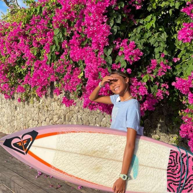 Jarang Tersorot! Potret Suri Jabrik Keponakan Luna Maya yang Jago Surfing