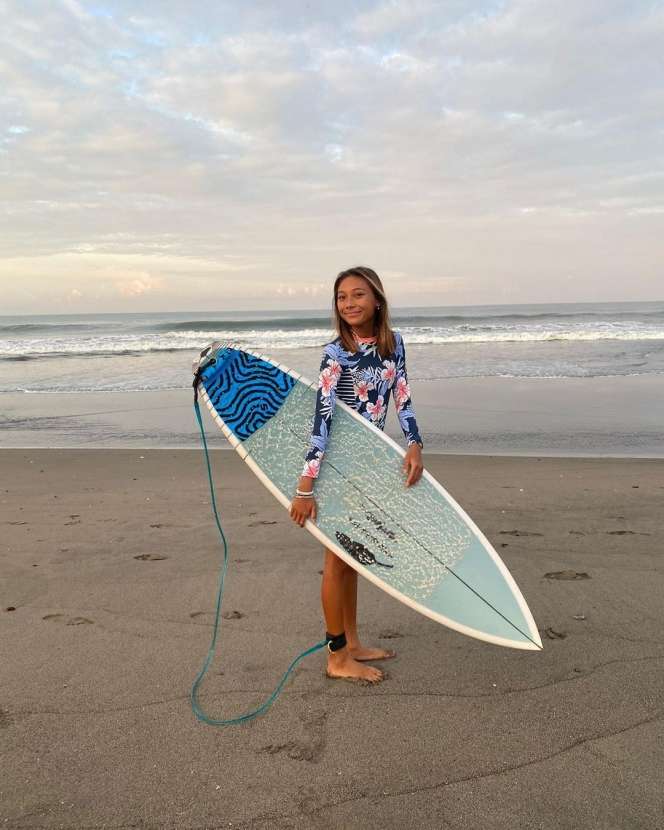 Jarang Tersorot! Potret Suri Jabrik Keponakan Luna Maya yang Jago Surfing