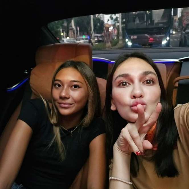Jarang Tersorot! Potret Suri Jabrik Keponakan Luna Maya yang Jago Surfing