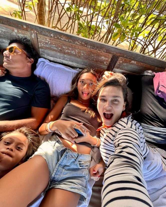 Jarang Tersorot! Potret Suri Jabrik Keponakan Luna Maya yang Jago Surfing