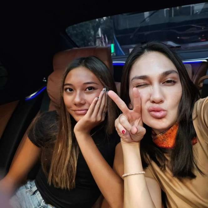 Jarang Tersorot! Potret Suri Jabrik Keponakan Luna Maya yang Jago Surfing