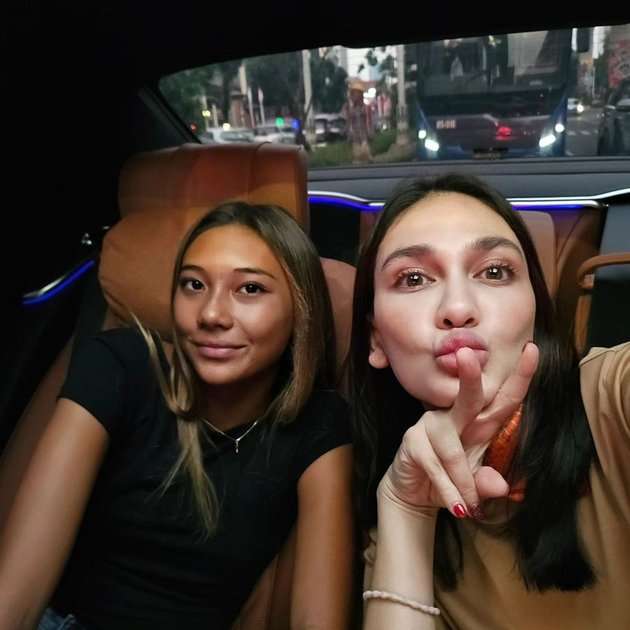 Jarang Tersorot! Potret Suri Jabrik Keponakan Luna Maya yang Jago Surfing