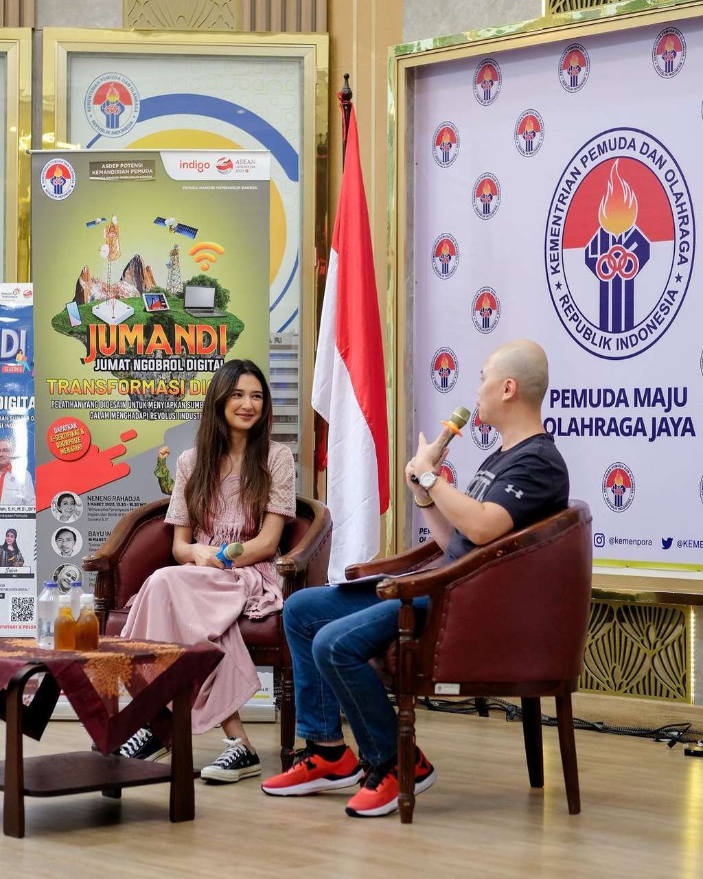 Gaya Mikha Tambayong Saat Ngantor Jadi Staf Ahli Menpora, Kaosan