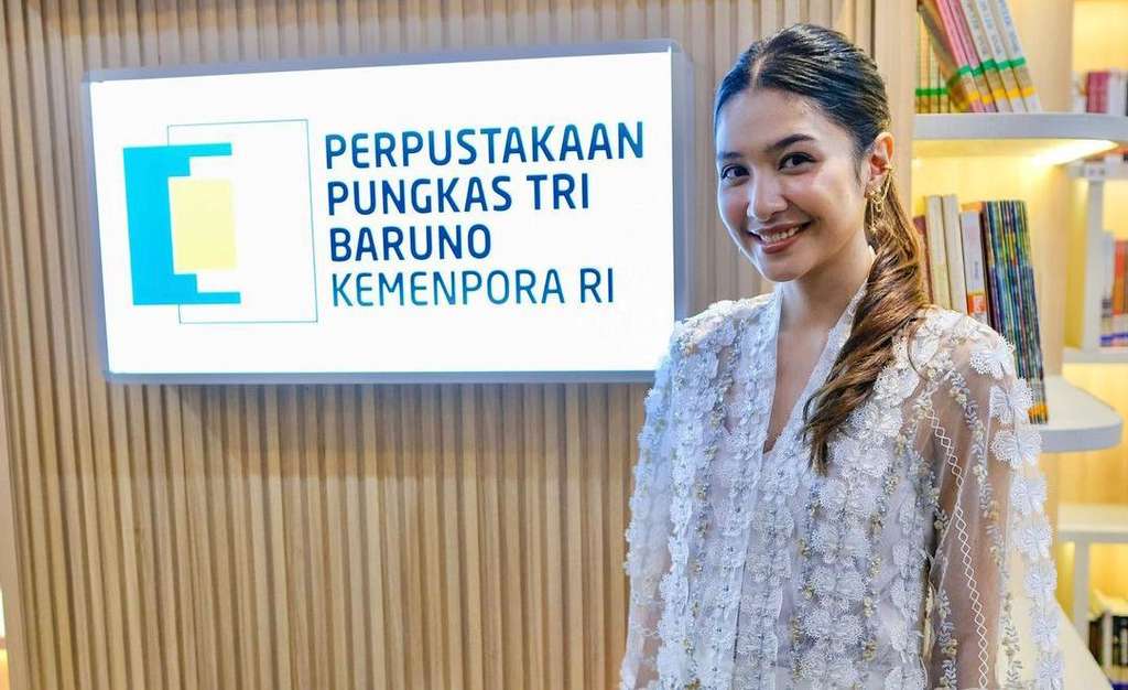 Gaya Mikha Tambayong Saat Ngantor Jadi Staf Ahli Menpora, Kaosan