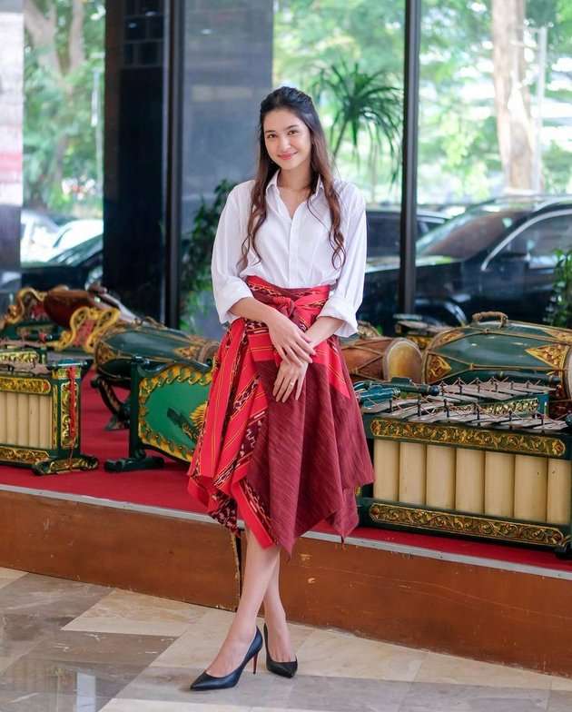 Gaya Mikha Tambayong Saat Ngantor Jadi Staf Ahli Menpora, Kaosan