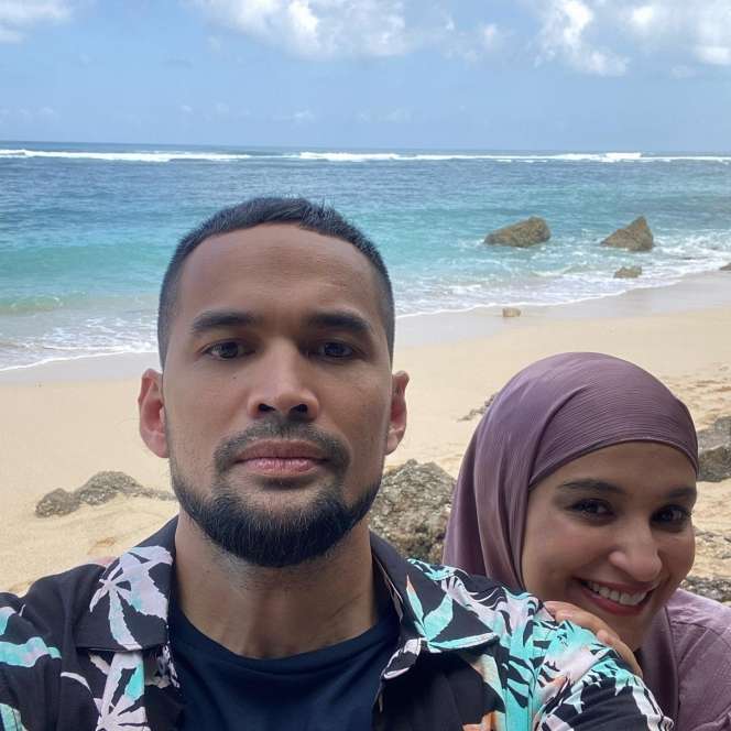 Bukannya Terharu, Aktor Tampan Ini Malah Tahan Tawa Saat Temani Istri Melahirkan, Ternyata Alasannya Random Banget!