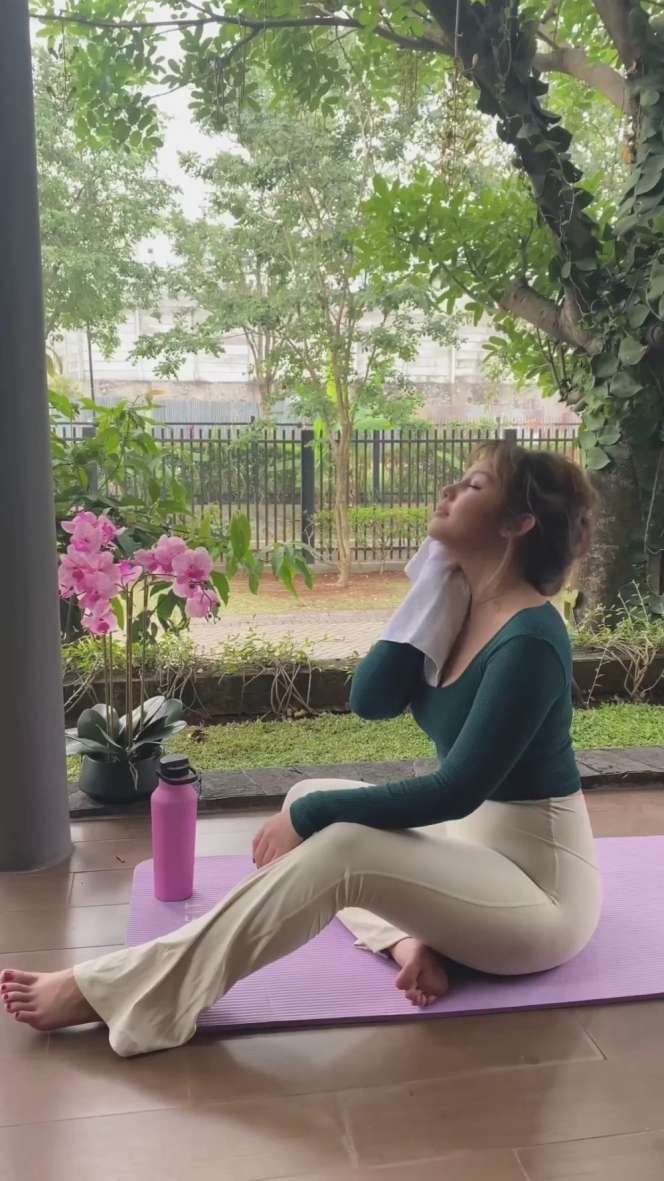Potret Vanesha Prescilla saat Olahraga Yoga, Netizen Julid Tubuhnya Disebut Berubah!