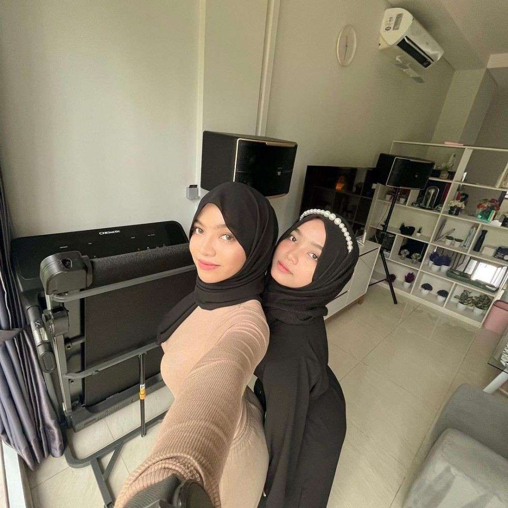 Potret Oklin Fia dan Kembarannya Isna Anggita, Ternyata Sempat Berpisah Bertahun-Tahun