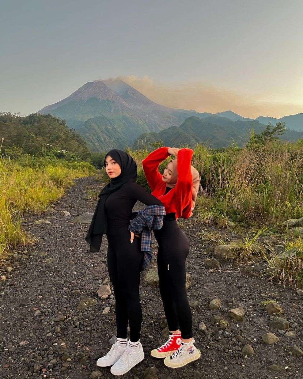 Potret Oklin Fia dan Kembarannya Isna Anggita, Ternyata Sempat Berpisah Bertahun-Tahun