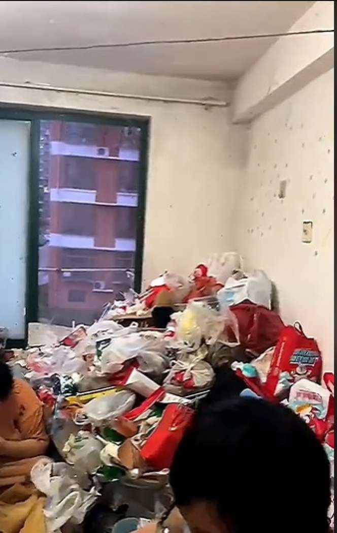 Mengerikan, Potret Kamar Wanita Penuh Sampah Tak Dibuang Selama Setahun, Sikap Penghuni Sewa Bikin Geleng-geleng Kepala