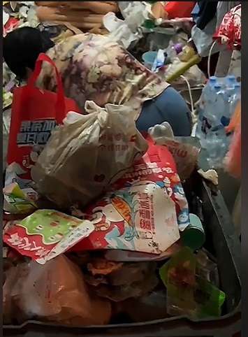 Mengerikan, Potret Kamar Wanita Penuh Sampah Tak Dibuang Selama Setahun, Sikap Penghuni Sewa Bikin Geleng-geleng Kepala