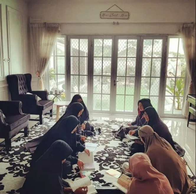 Potret Rumah Mewah Umi Pipik yang Jarang Tersorot, Lokasi Kolam Renangnya Beda dari yang Lain