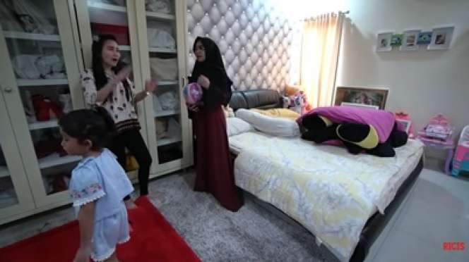 Pernah Jadi Penyanyi Dangdut Keliling, Inilah 8 Potret Rumah Ayu Ting Ting Sebelum dan Sesudah Sukses, Bak Bumi dan Langit