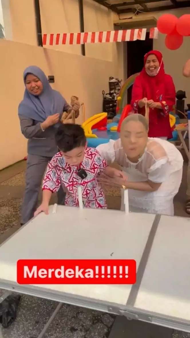 Potret Artis Ikutan Lomba 17 Agustus di Rumahnya, Penampilan Ayu Ting-Ting Bikin Salfok