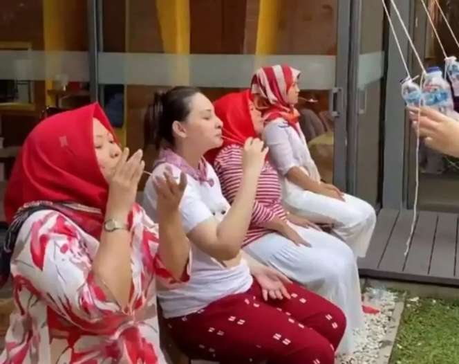 Potret Artis Ikutan Lomba 17 Agustus di Rumahnya, Penampilan Ayu Ting-Ting Bikin Salfok