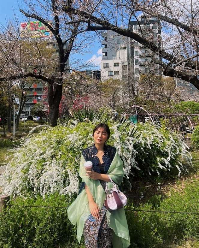 Potret Claradevi Keliling Kota Tokyo dengan Kebaya, Disebut Mirip Ratna Sari Dewi 