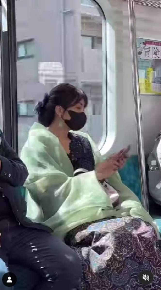 Potret Claradevi Keliling Kota Tokyo dengan Kebaya, Disebut Mirip Ratna Sari Dewi 