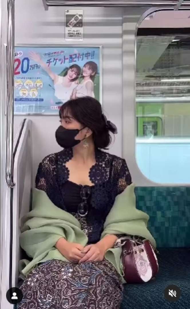 Potret Claradevi Keliling Kota Tokyo dengan Kebaya, Disebut Mirip Ratna Sari Dewi 