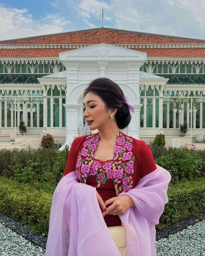 Potret Claradevi Keliling Kota Tokyo dengan Kebaya, Disebut Mirip Ratna Sari Dewi 