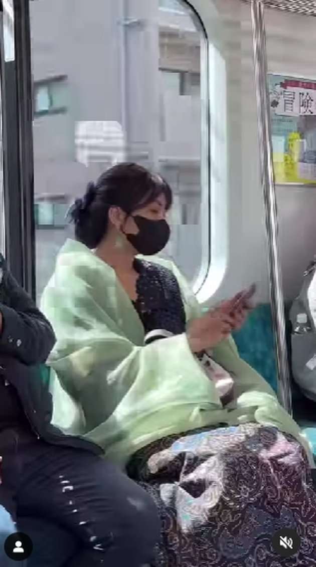 Potret Claradevi Keliling Kota Tokyo dengan Kebaya, Disebut Mirip Ratna Sari Dewi 