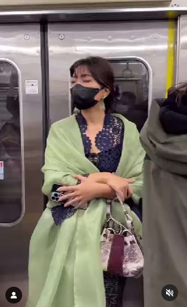 Potret Claradevi Keliling Kota Tokyo dengan Kebaya, Disebut Mirip Ratna Sari Dewi 