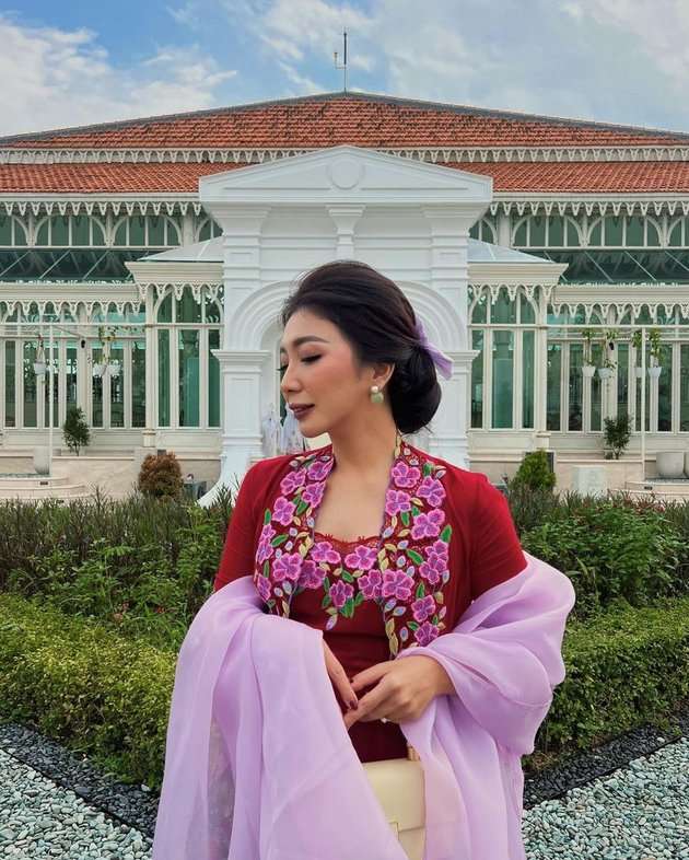 Potret Claradevi Keliling Kota Tokyo dengan Kebaya, Disebut Mirip Ratna Sari Dewi 