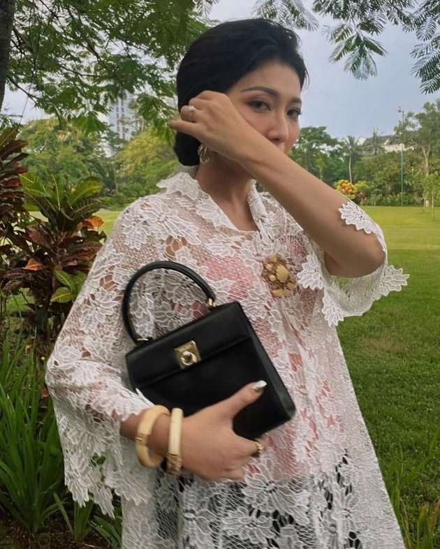 Potret Claradevi Keliling Kota Tokyo dengan Kebaya, Disebut Mirip Ratna Sari Dewi 