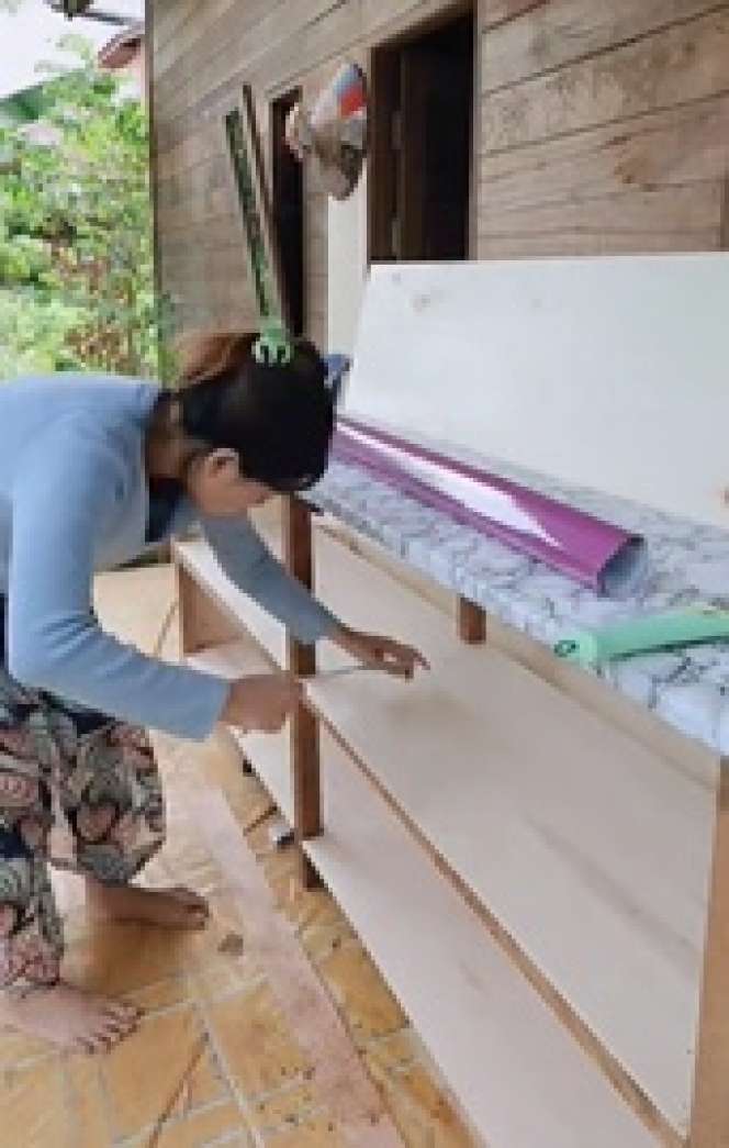 Hasilnya Bukan Main, Inilah 10 Potret Perempuan Makeover Dapur Sendiri Jadi Estetik, Bukti Cewek Tangguh!