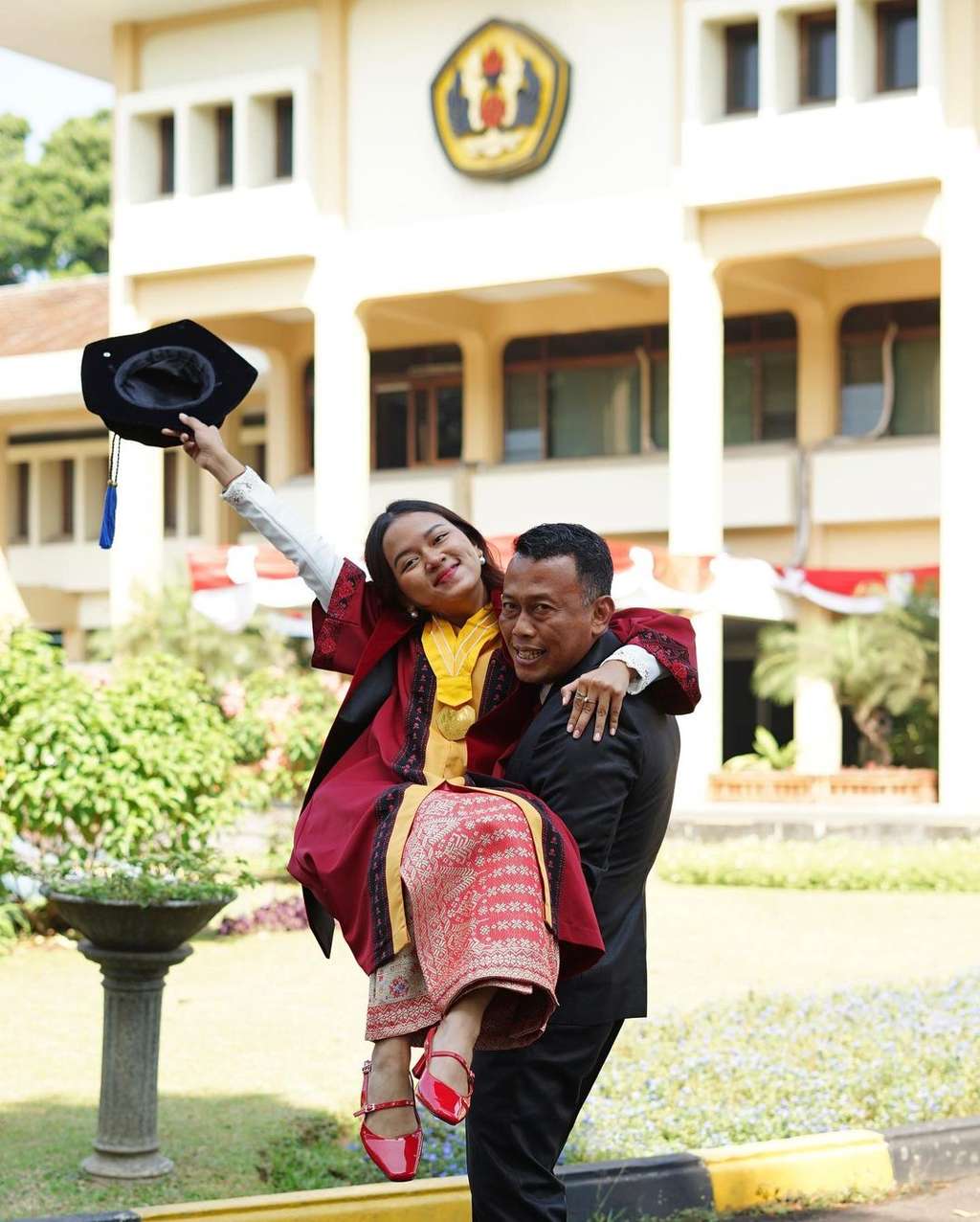 Potret Jian Ayune Sundul Langit, Anak Bupati Ponorogo yang Viral Namanya Unik, Lulus Cumlaude