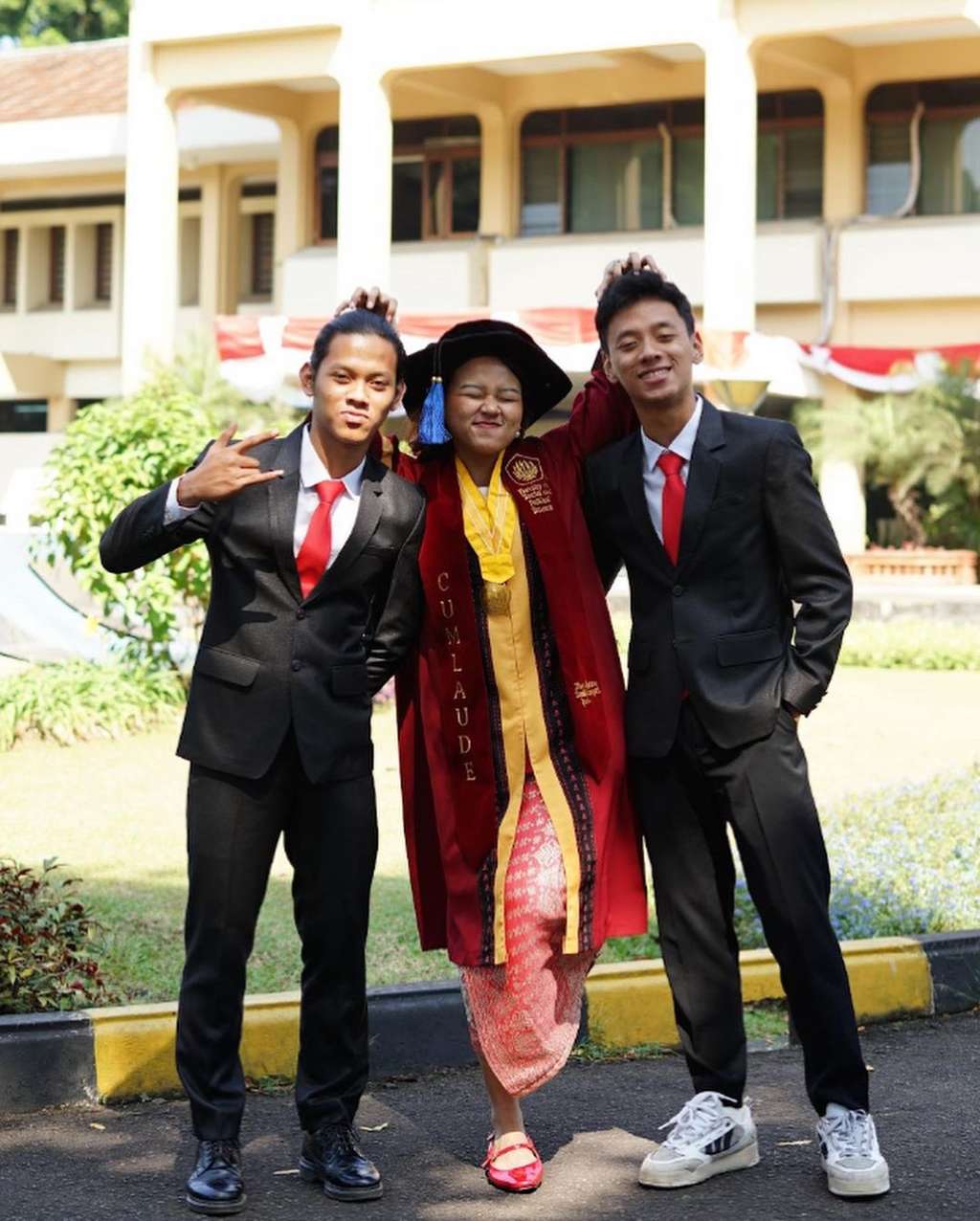 Potret Jian Ayune Sundul Langit, Anak Bupati Ponorogo yang Viral Namanya Unik, Lulus Cumlaude