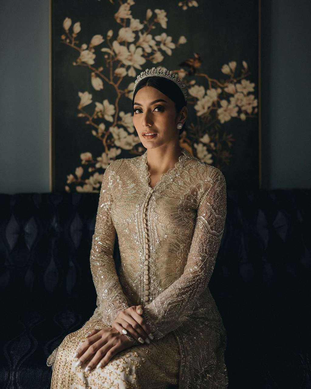 Bernuansa Gold, Potret Tyas Mirasih Menikah Bak Princess Berkebaya