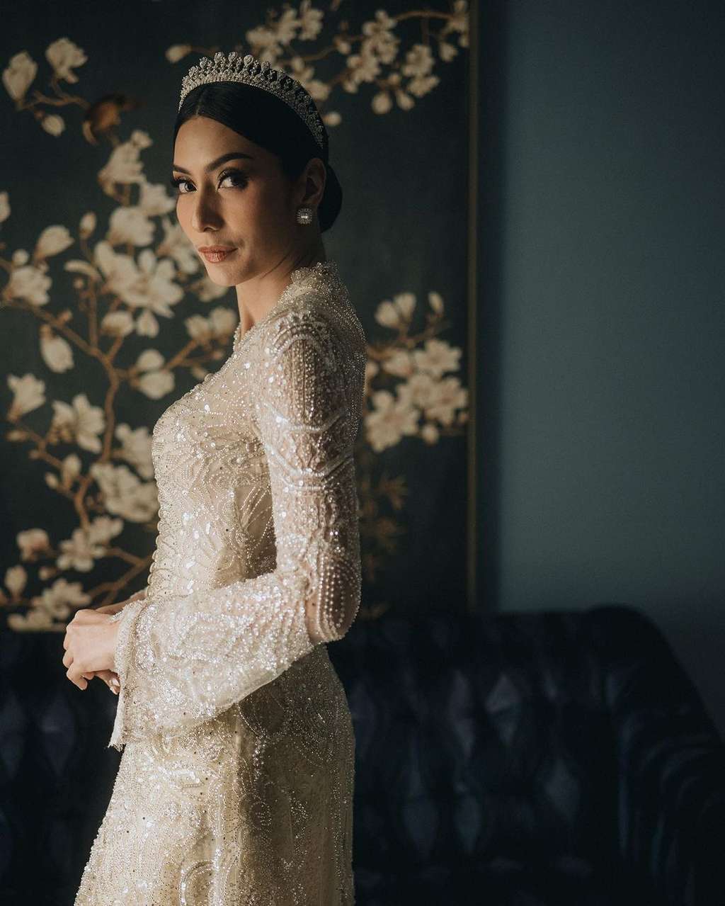 Bernuansa Gold, Potret Tyas Mirasih Menikah Bak Princess Berkebaya