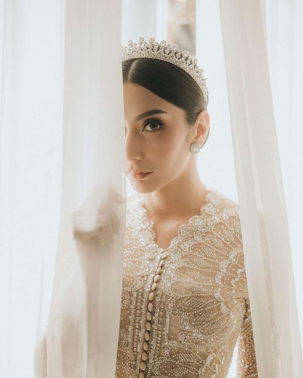 Bernuansa Gold, Potret Tyas Mirasih Menikah Bak Princess Berkebaya