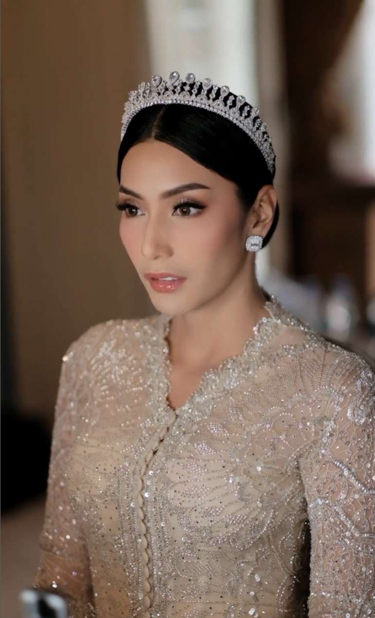 Bernuansa Gold, Potret Tyas Mirasih Menikah Bak Princess Berkebaya