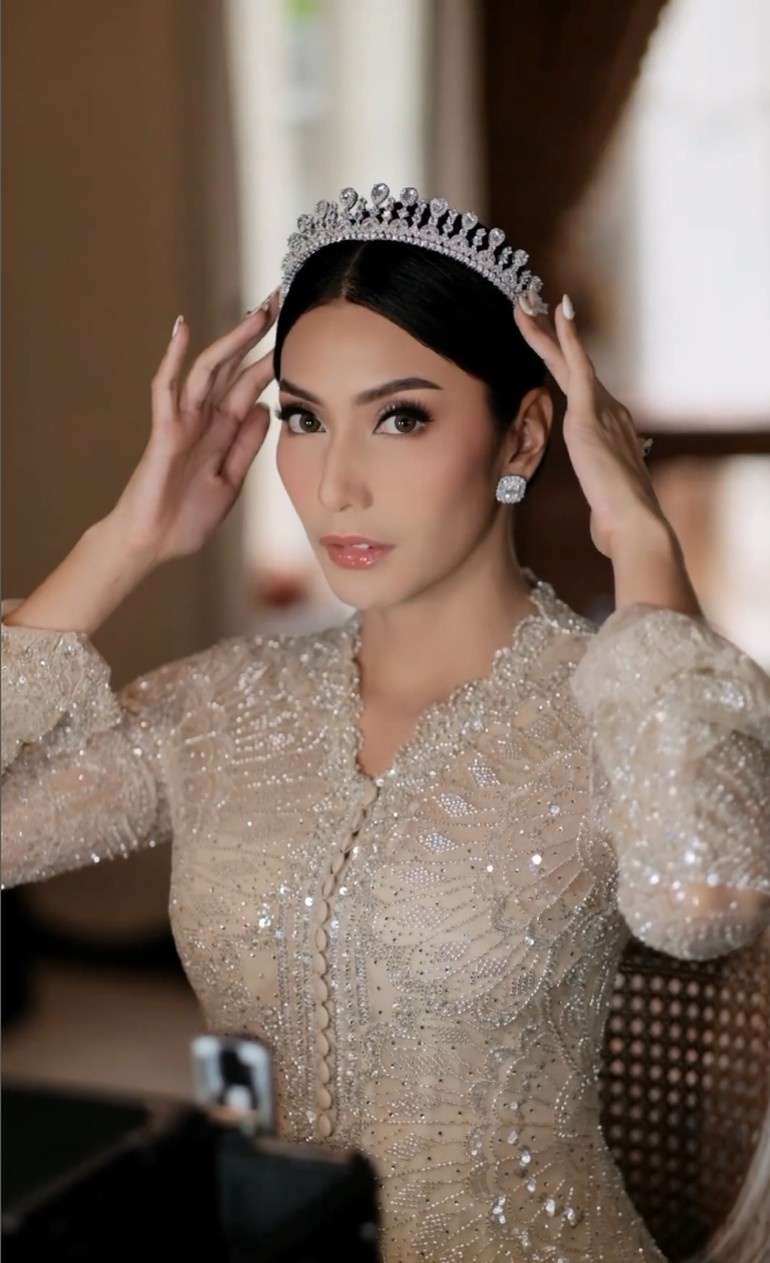 Bernuansa Gold, Potret Tyas Mirasih Menikah Bak Princess Berkebaya